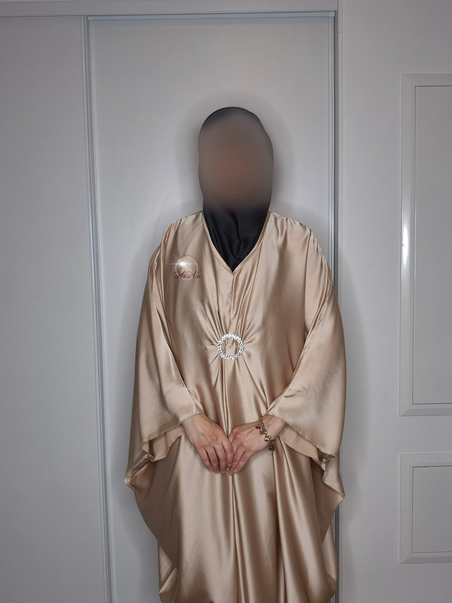 Abaya satiné manche papillon avec boucle strass