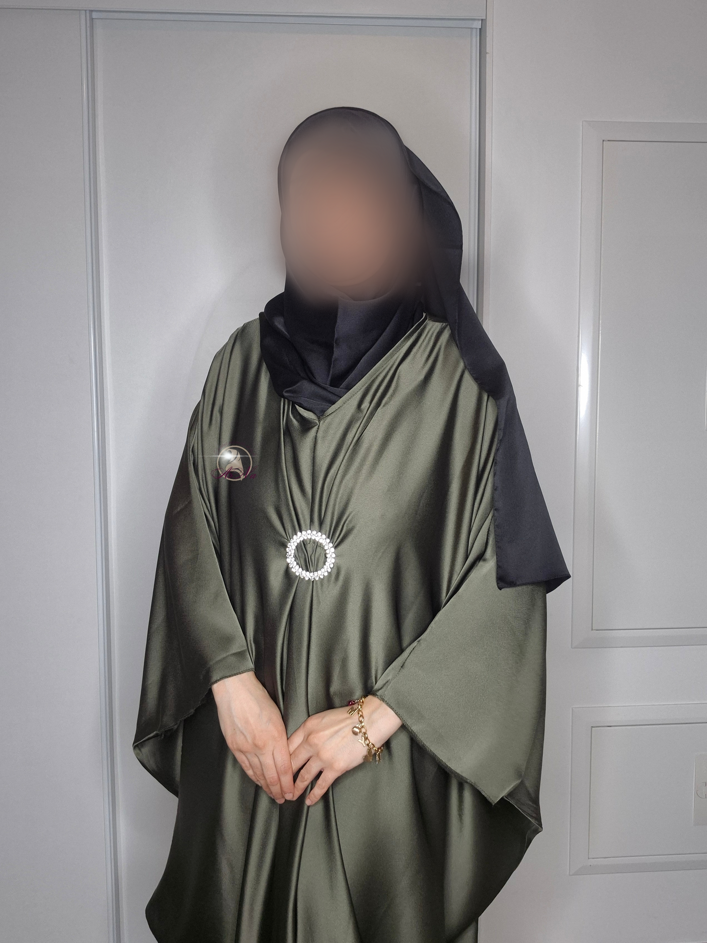 Abaya satiné manche papillon avec boucle strass