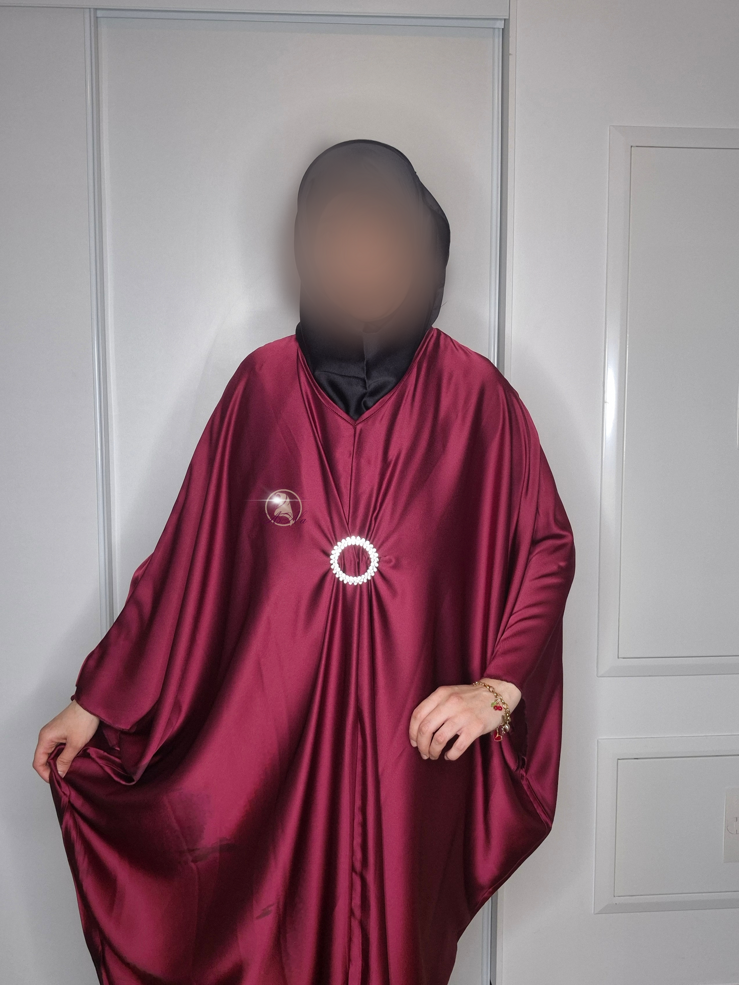 Abaya satiné manche papillon avec boucle strass