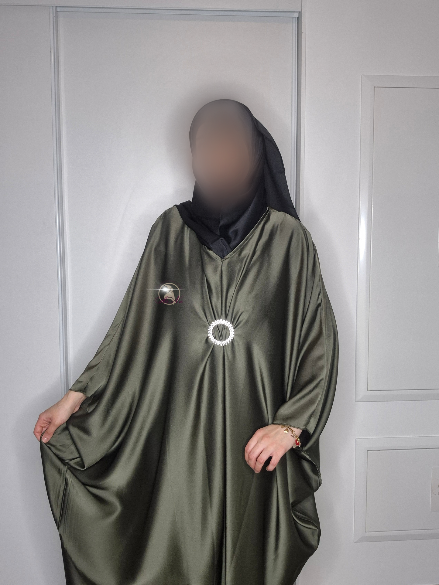 Abaya satiné manche papillon avec boucle strass