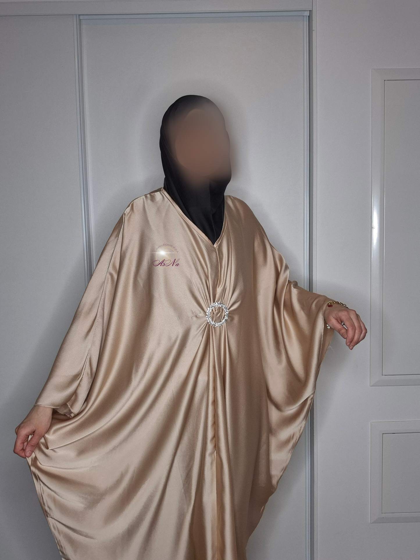 Abaya satiné manche papillon avec boucle strass